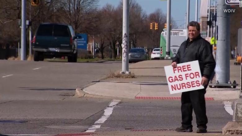 Burri nga Detroiti i shpenzoi në derivate 900 dollarët e kursyera, benzinën ia dhuroi 80 infermierëve që janë në vijën e parë të frontit