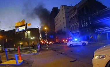 Kamera e vendosur në uniformën e policit amerikan, shfaq momentet para dhe pas shpërthimit në Nashville
