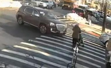 Godet me veturë gjyshen dhe nipin në karrocë, shoferi largohet nga vendi i ngjarjes – policia e New Yorkut e arreston shoferin