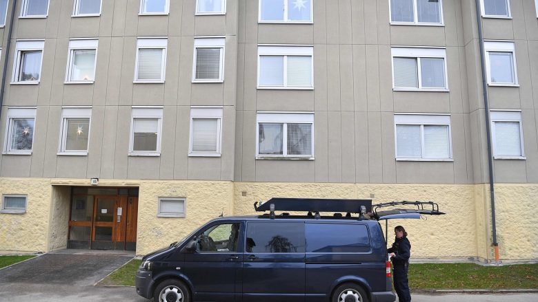 Arrestohet 70-vjeçarja në Suedi, dyshohet se mbajti të birin e ngujuar në apartament për 30 vite