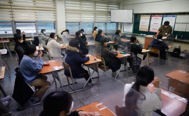 Gjysmë milioni nxënës në Korenë e Jugut i nënshtrohen testit pranues, të infektuarit e kryejnë nga dhomat e spitaleve