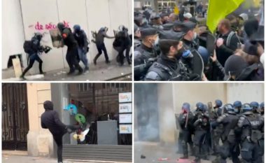 Situatë kaotike rrugëve të Parisit, policia dhe demonstruesit përleshen – gjithçka po ndodh për shkak të ligjit të diskutueshëm