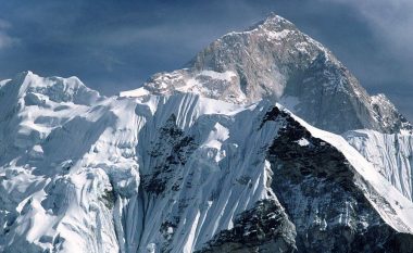 Everesti “rritet” për afro një metër, shkak reshjet e mëdha të borës