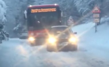 Autobusi ngec në borë në periferi të Shtutgartit, i del në ndihmë një shofer me Golf III – e nxjerr sikur të ishte nga letra