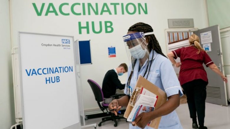 NHS këshillon punonjësit shëndetësorë në Britani të Madhe që të mos ua japin vaksinën e Pfizer personave me reaksione të rënda alergjike