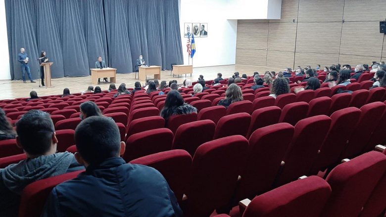 Shpërndahen mbi 800 bursa dhe kartela për kompenzimin e udhëtimit për studentë dhe nxënës në komunën e Obiliqit