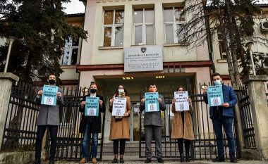 Deputetët e LVV-së protestë para Ministrisë së Shëndetësisë, kërkojnë furnizim me oksigjen për spitalet rajonale