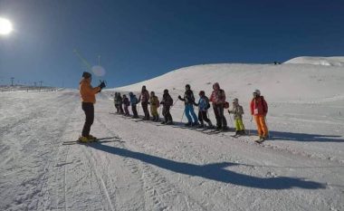 Salihi: Prindërit duhet të heqin fëmijët nga teknologjitë dhe tu mësojnë skijimin