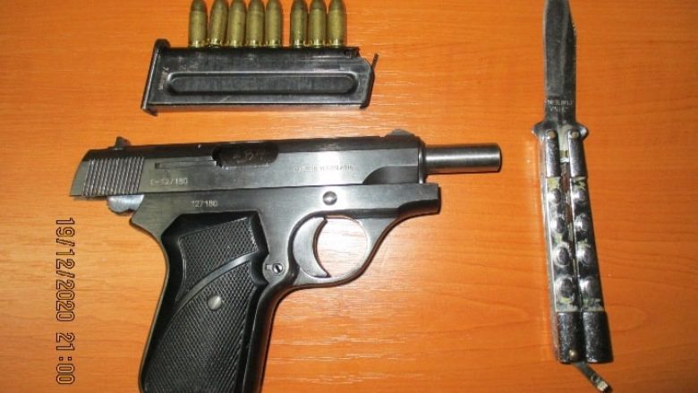 Policia arreston një person në Prishtinë, i gjetën armë gjatë kontrollit të veturës