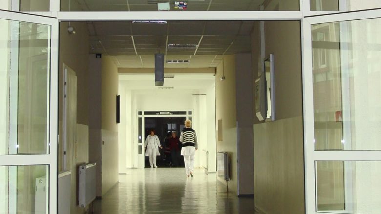 Në Spitalin e Pejës janë duke u trajtuar 130 pacientë me coronavirus, 21 prej tyre në gjendje të rëndë