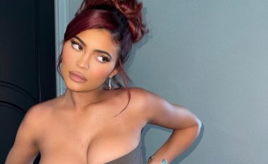 Kylie Jenner fokuson tiparet e formësuara trupore me fustanin e ngushtë