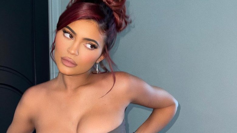 Kylie Jenner fokuson tiparet e formësuara trupore me fustanin e ngushtë