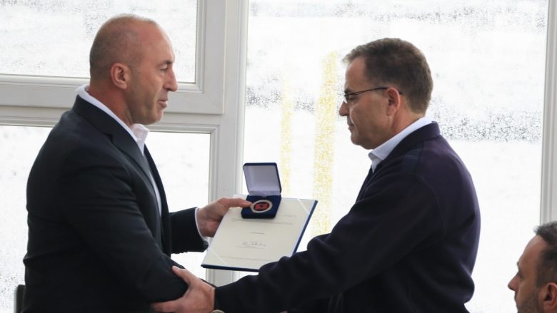 Haradinaj ndan medalje për Afrim, Ismet dhe Muhamet Shamollin