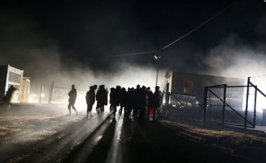Pas djegies së kampit, refugjatët në Bosnjë mbesin në mëshirën e dimrit