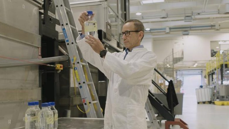 Një filtër i bërë për urinën e astronautëve së shpejti mund të përdoret për ujin e pijshëm në Tokë