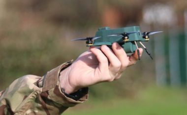 Dronët që mund të spiunojnë objektivat 2 km larg – ushtria britanike pajiset me teknologji sa “pëllëmba e dorës”