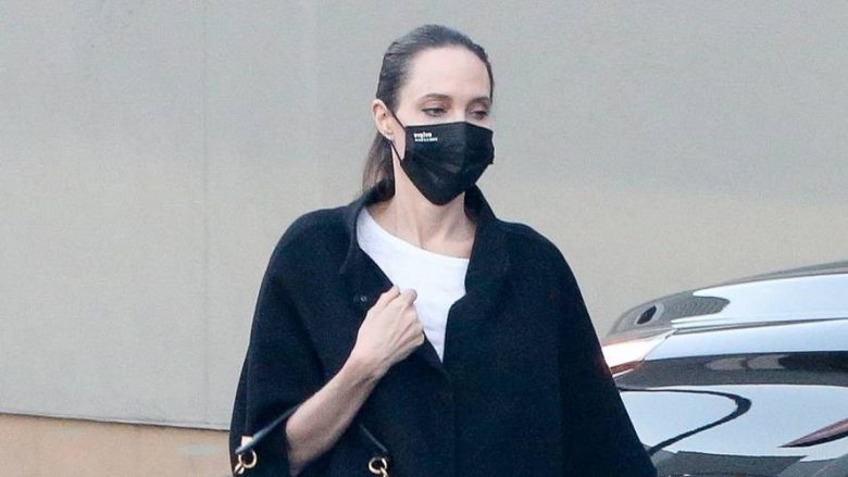 Kombinim i preferuar i veshjeve bardhë e zi i Angelina Jolie: Kështu bartet një veshje e thjeshtë dhe efektive