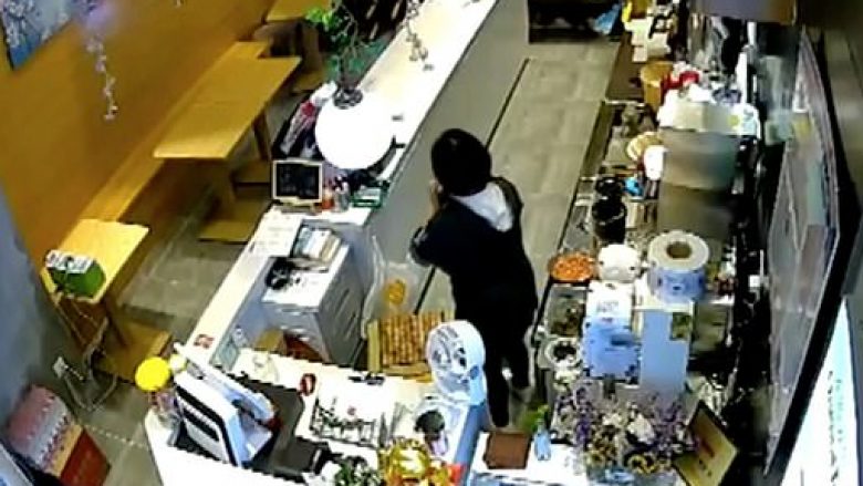 Derri i egër hyn në një dyqan në Kinë, vërsulet drejt banakut ku po qëndronte punëtorja
