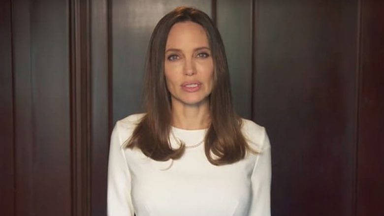 Angelina Jolie për gratë që abuzohen gjatë festave: Përpiquni të gjeni dikë dhe të lidheni për raste urgjente