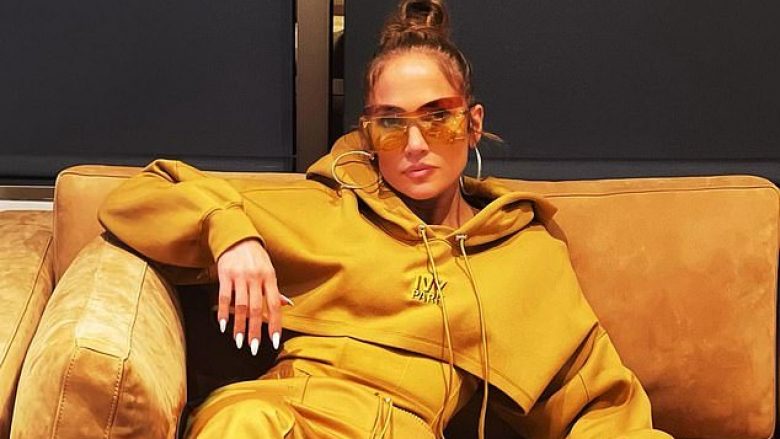 Jennifer Lopez me veshje sportive në rrugët e Beverly Hills