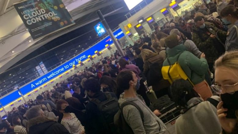 Pasagjerët në Londër u nxituan ta kapnin fluturimin e fundit për në Irlandë, pas vendimit të ri për ndalimin e udhëtimeve – aeroporti në ‘kaos’