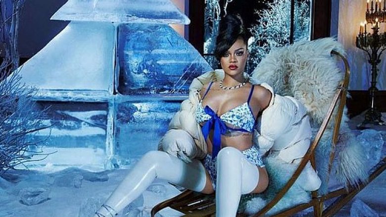 Rihanna mahnit me linjat trupore e veshur në të brendshme