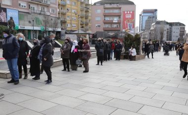 Krijohen radhë të gjata të qytetarëve që duan të testohen për COVID-19 në sheshin “Zahir Pajaziti”