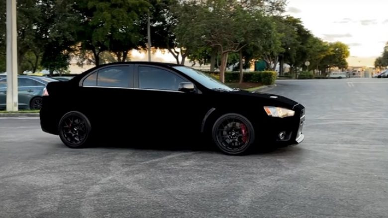 Kjo është ndoshta makina “më e zezë” që do të shihni ndonjëherë në rrugë