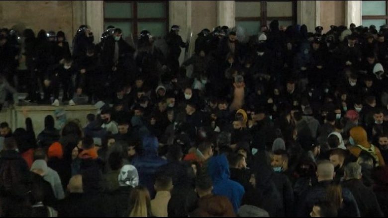 Protestat në Shqipëri, raportohet për 8 policë të lënduar