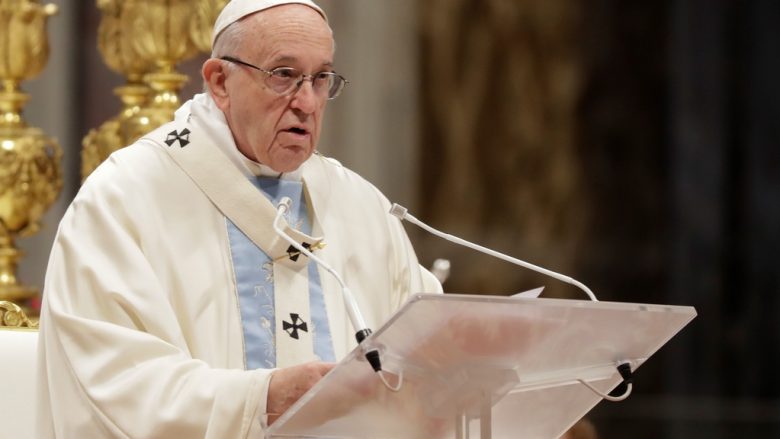 Papa Françesku nuk do të drejtojë festat e Vitit ë Ri shkaku i një sëmundje