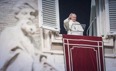 Papa Françesku: Asnjë pandemi ose krizë nuk mund të shuajë dritën e Krishtlindjes