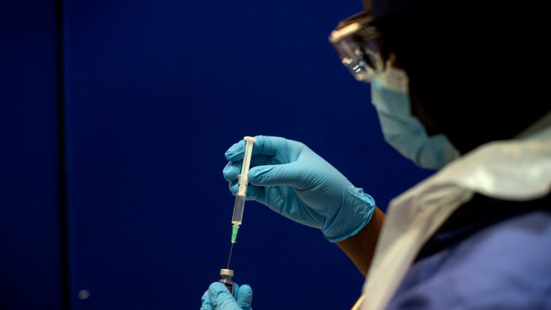 Pfizer: Njerëzit duhet të marrin dy doza të vaksinës, për t’u ndjerë të sigurt se janë të mbrojtur me 95 për qind