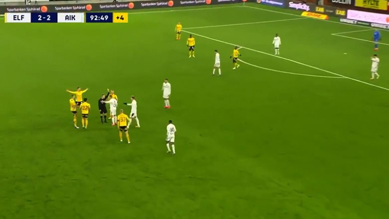 Minuta e 93-të, rezultati 2-2, ekipi kundërshtar fillon kundërsulmin – AIK e ndalon në një mënyrë që rrallë e shohim në futboll