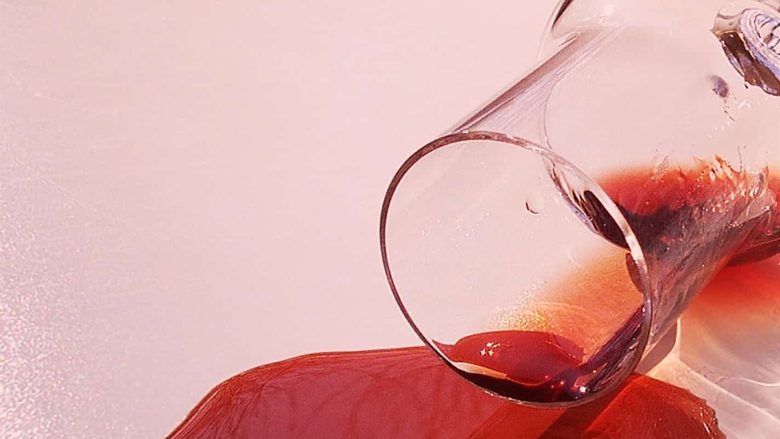 Mos e hidhni verën e hapur që ju ka mbetur në shishe: Gjashtë mënyra për ta përdorur në shtëpi?