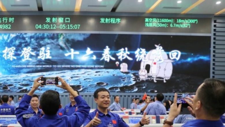 Sonda historike ‘Chang’e 5’ e Kinës zbarkon me sukses në Hënë