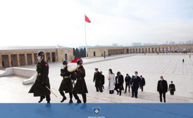 Haradinaj-Stublla fillon vizitën zyrtare në Turqi me vendosjen e një kurore lulesh te Mauzoleu i Ataturkut