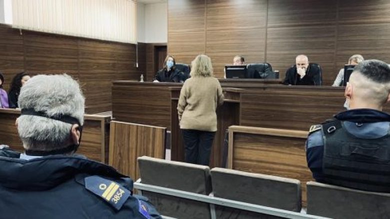 Gruaja e të akuzuarit për vrasjen e Donjeta Pajazitajt, flet në cilësinë e dëshmitares në gjykatë