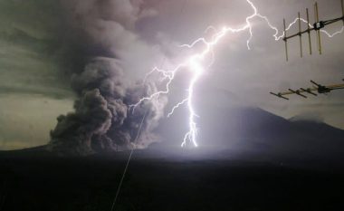 Rrufeja godet qendrën e një vullkani që shpërthen në Indonezi