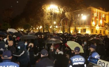 Protesta në Tiranë – lëndohen nëntë policë