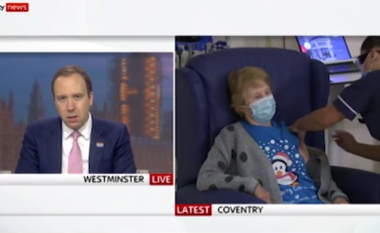 “Me lot në sy”: Ministri britanik shfaqet i emocionuar derisa sheh të moshuarën që po merrte vaksinën kundër COVID-19