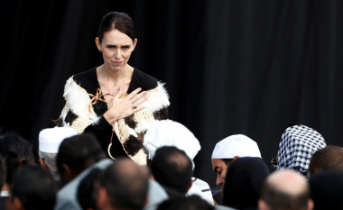 Ardern kërkon falje për “gabimet” në raport me sulmet ndaj xhamive në Zelandë të Re