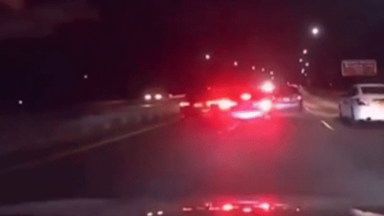Futet me shpejtësi të madhe në mes dy veturave në një autostradë të New Yorkut, madje as nuk pritet të ndëshkohet