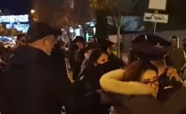 Protestuesit përqafojnë policët në Durrës