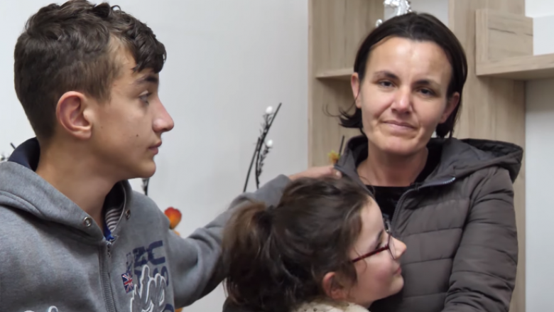 Gëzim i madh për nënën me tre jetimë në Cërrik, bëhen me shtëpi të re