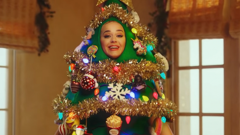 Katy Perry vishet si pemë Krishtlindjesh