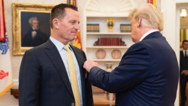 Trump i ndan medalje Grenellit për marrëveshjen Kosovë-Serbi