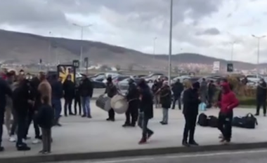 ​Pritja e bashkatdhetarëve me tupanë e valle në Aeroportin e Prishtinës
