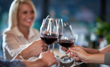 Përfitimet shëndetësore të pirjes së verës pas darkës
