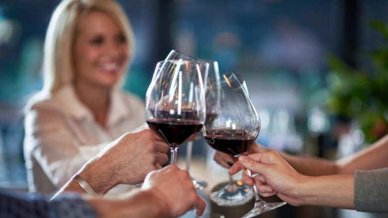 Përfitimet shëndetësore të pirjes së verës pas darkës