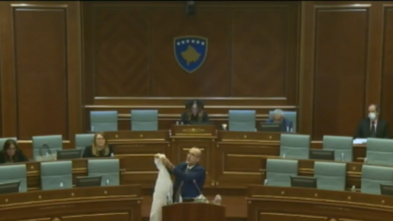 Deputeti Haxhiu grisë veshjet mbrojtëse të mjekëve: Keni vjedhur nga thasët e kufomave e deri në Thesar